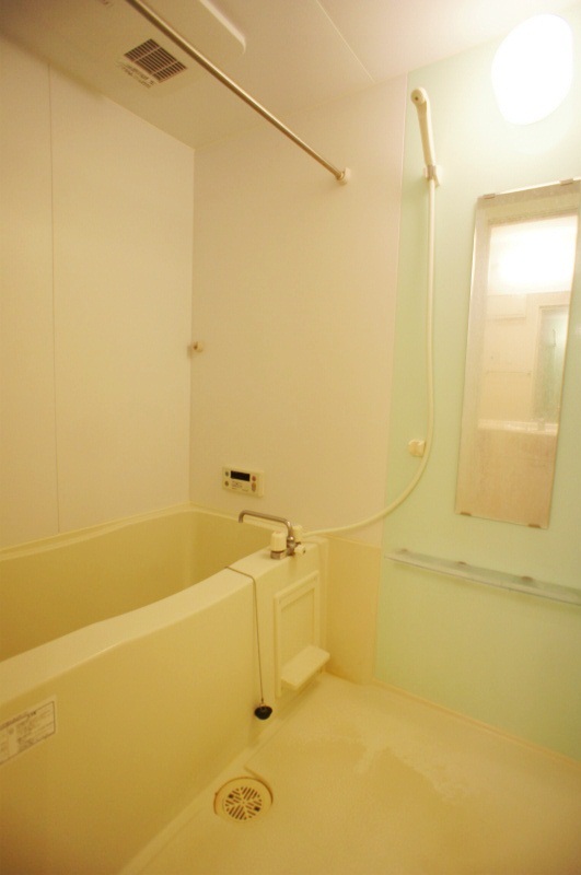 バス・シャワールーム　追い焚き・浴室乾燥機付きのお風呂です♪