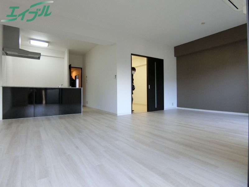 居室・リビング　同物件別室写真