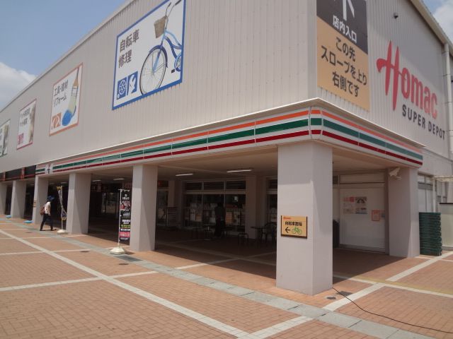 コンビニ　セブン-イレブン八王子みなみ野駅前店（コンビニ）まで561m