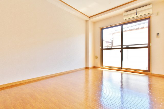 居室・リビング　参考写真（同物件別部屋）