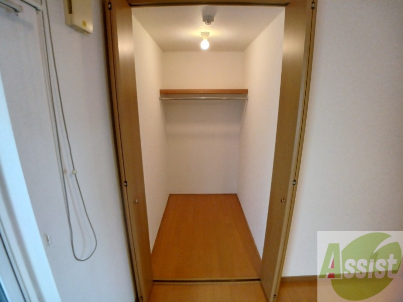 収納　クローゼットは奥行きもあり、荷物が多い方でも安心です。