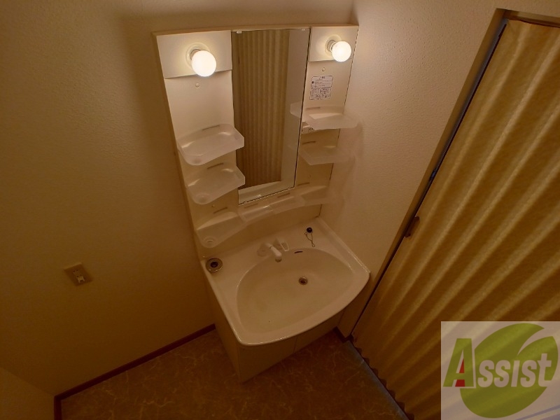 洗面設備　独立洗面台です。大きくてよいですね。シャンプーもできます！