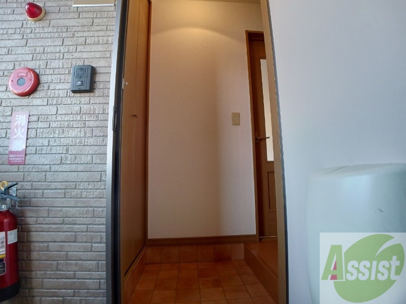 玄関　玄関です。すぐ広いリビングにつながっています。