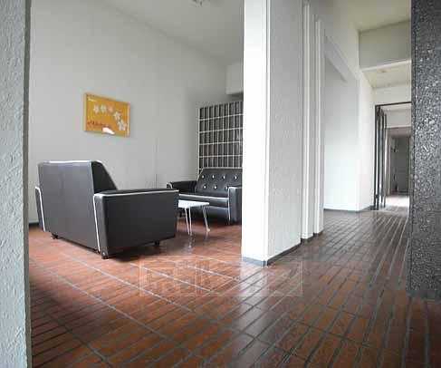 ロビー　エントランス部分にはくつろぎの空間が・・・。