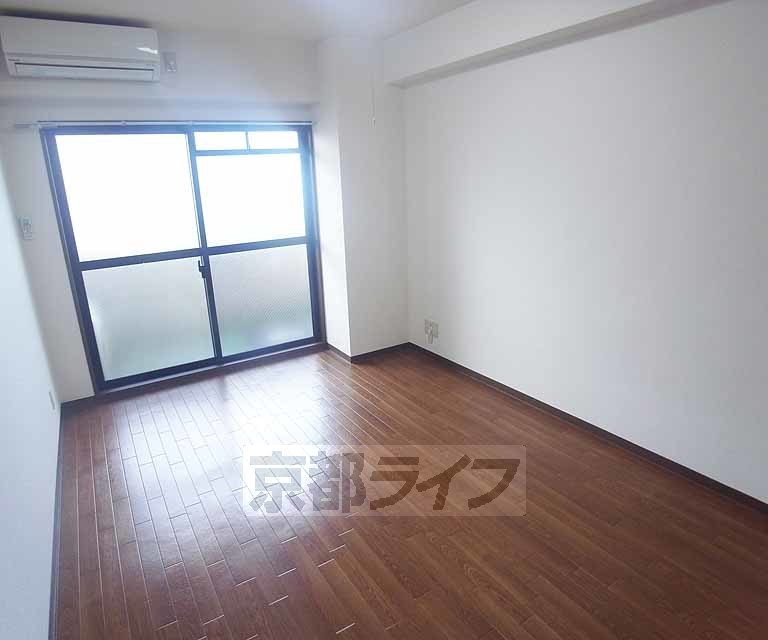 居室・リビング　フローリングが綺麗です。