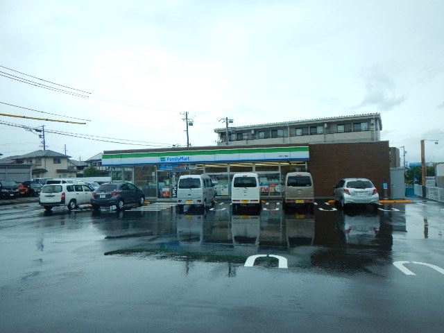 コンビニ　ファミリーマート（コンビニ）まで460m