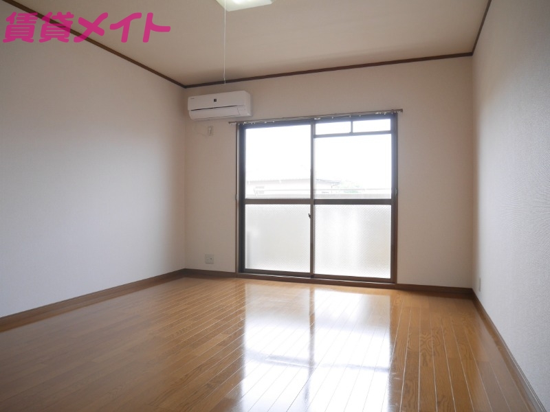 居室・リビング　同物件別室写真