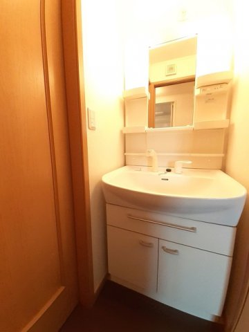 洗面設備　明るい洗面所です