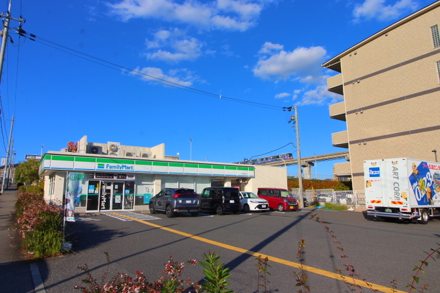 コンビニ　ファミリーマート彩都粟生南店（コンビニ）まで85m