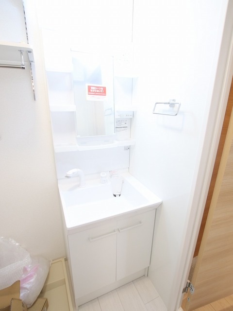 洗面設備　朝などの身支度に便利な独立洗面台です！