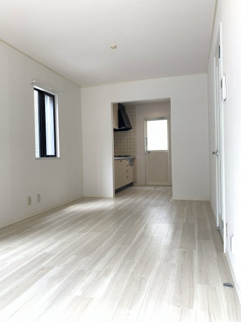 居室・リビング　床が明るい色合いで綺麗です♪