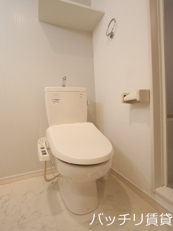 トイレ　室内写真は同型タイプの為、現状優先となります。