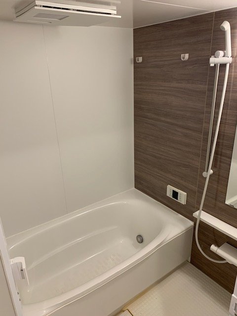 バス・シャワールーム　１坪タイプのお風呂で足をゆったり伸ばして入れますよ