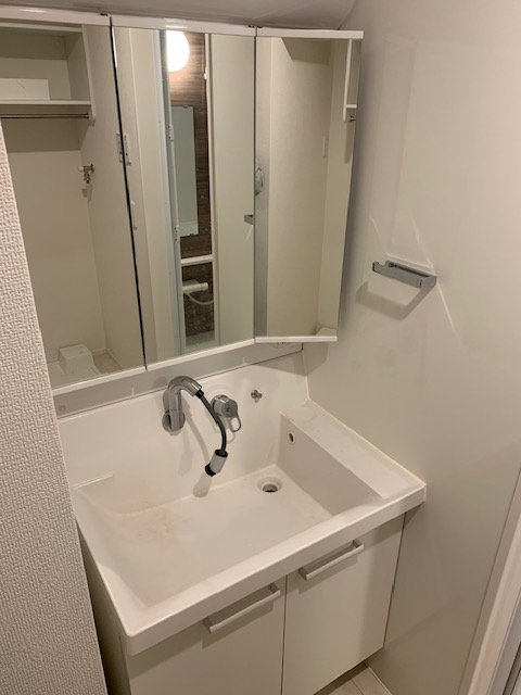 洗面設備　忙しい朝に嬉しい洗髪洗面化粧台付