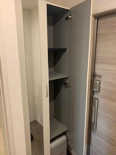 玄関　収納たっぷりの下駄箱付