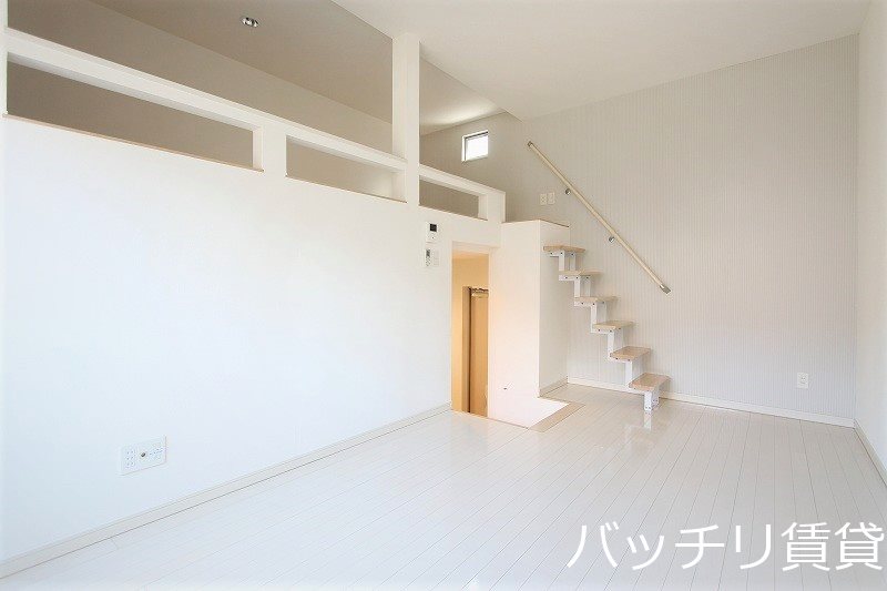 居室・リビング　別号室タイプの為、現状を優先いたします