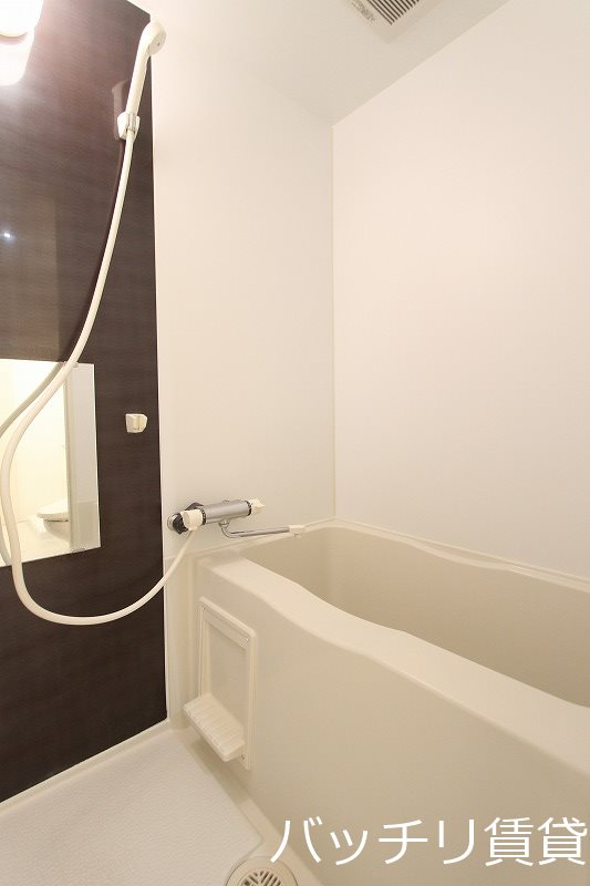 バス・シャワールーム　別号室タイプの為、現状を優先いたします