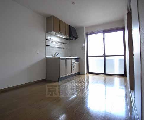 居室・リビング　広めの７．５帖です