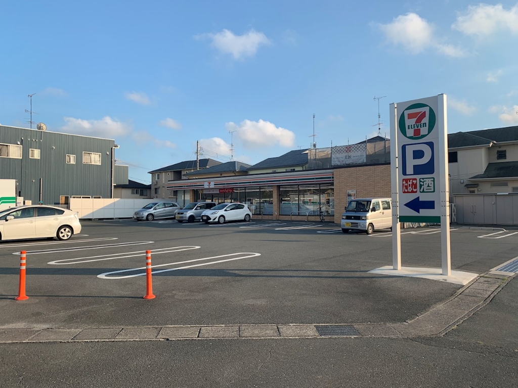 コンビニ　セブンイレブン 浜松高丘西店（コンビニ）まで385m