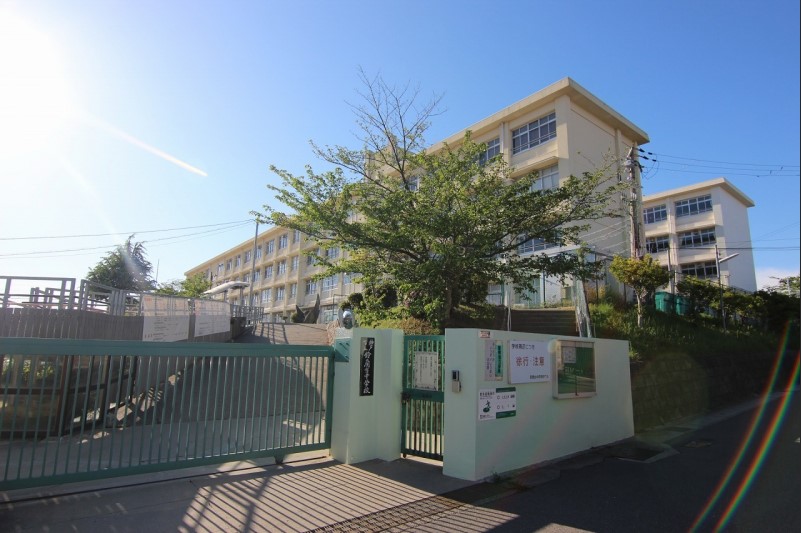 中学校　神戸市立鈴蘭台中学校（中学校）まで1431m