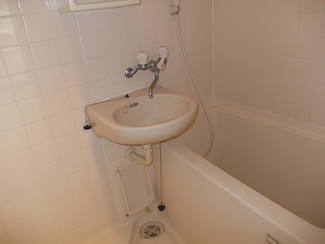 バス・シャワールーム　清潔感のあるお風呂