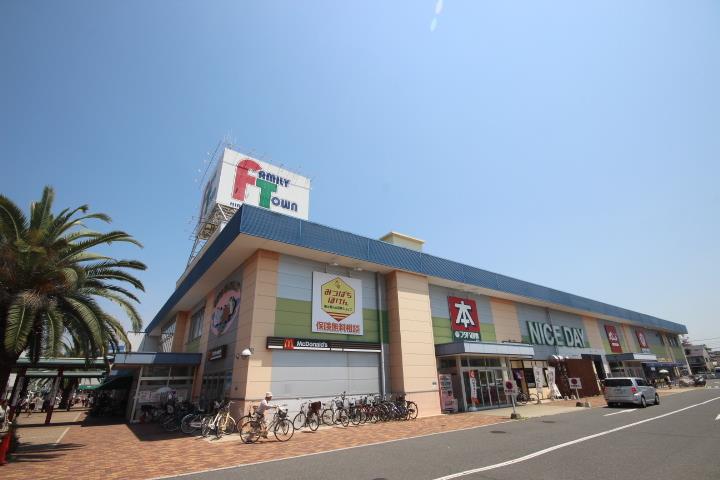 ショッピングセンター　ファミリータウン（ショッピングセンター）まで332m