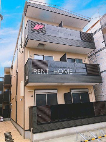 建物外観　3階建てのスマートな建物です。