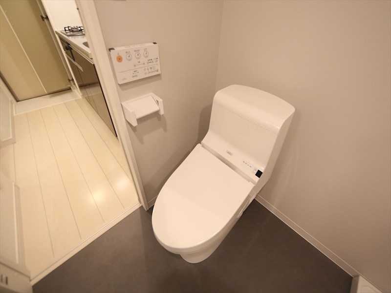 トイレ　温水洗暖房浄便座付トイレ