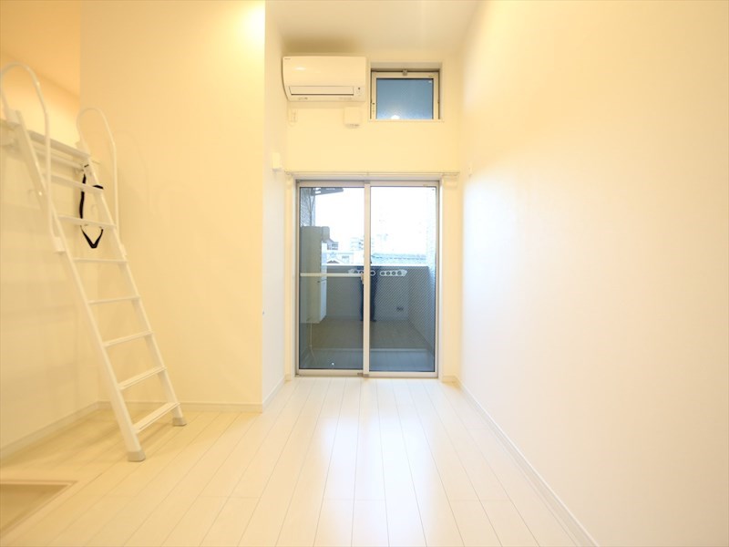 バルコニー　洋室5.6帖　ロフト4.7帖（収納にも寝室にも使用できます）