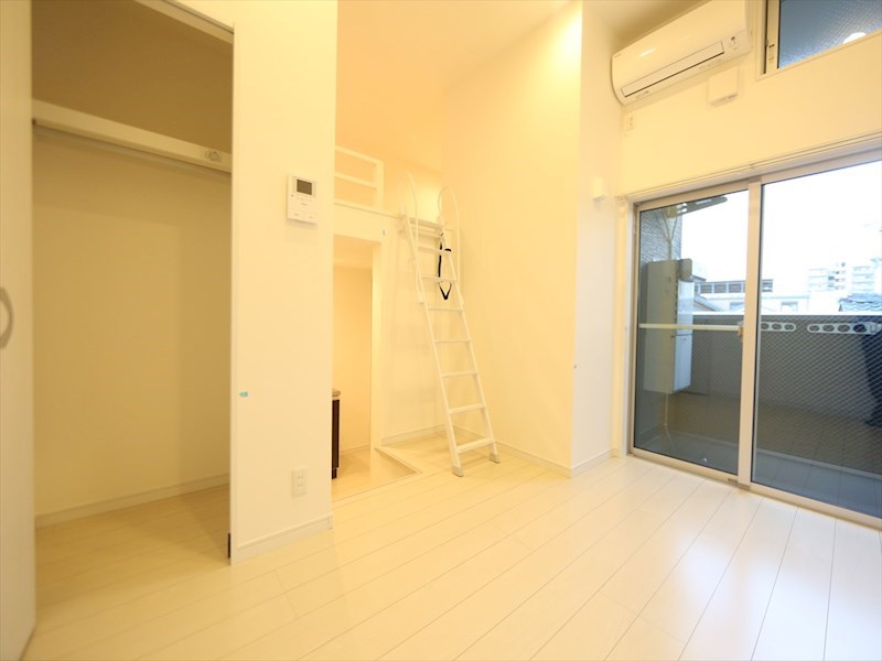 居室・リビング　洋室5.6帖　ロフト4.7帖（収納にも寝室にも使用できます）