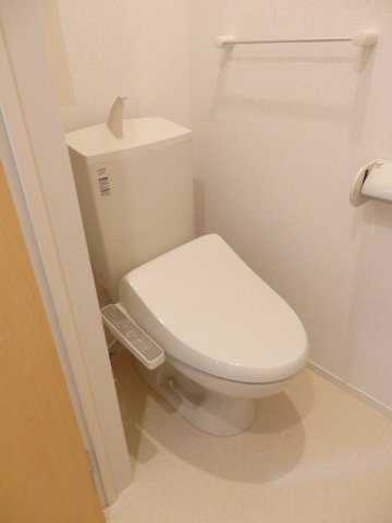 トイレ　落ち着いた色調のトイレです