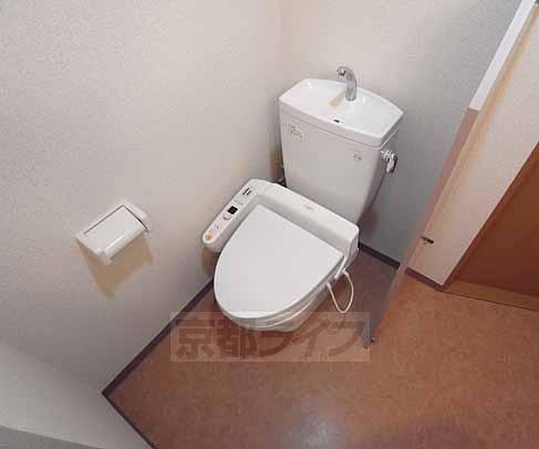 トイレ　ウォシュレット付のトイレです。