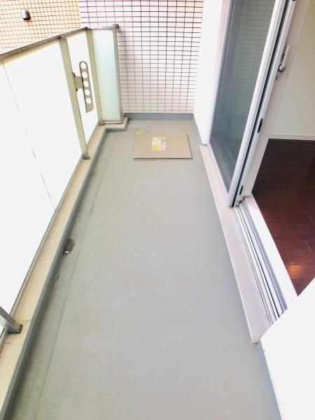 バルコニー　暖かな日差しのふりそそぐバルコニー