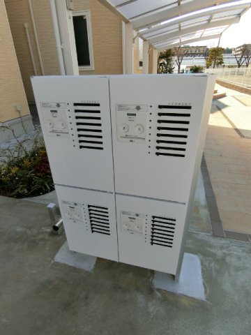 エントランス　共用エントランスには宅配BOXがあるので荷物の受け取りもスム