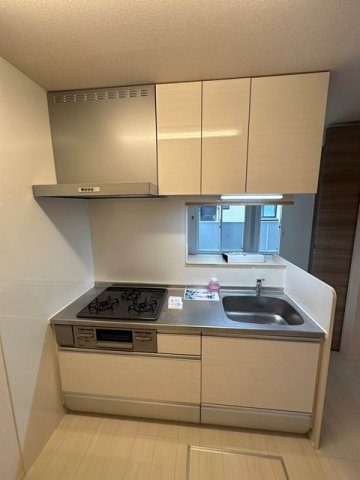 キッチン　3口ガスコンロ/グリル付きシステムキッチンです☆場所を取るお