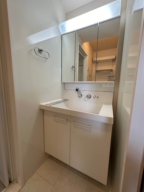 洗面設備　角度の変えられる3面鏡付きの洗髪洗面化粧台です♪朝のバタバタ