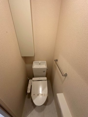 トイレ　トイレは温水洗浄便座♪人気のバストイレ別です♪小物を置ける便