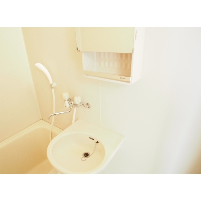 洗面設備　２点ユニットの収納付き