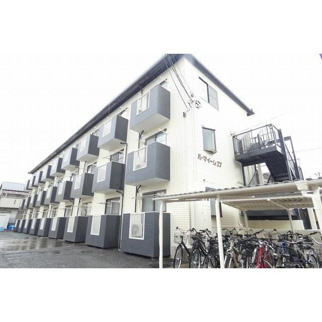 建物外観　バルコニー側駐車場で圧迫感なく風通し良し♪