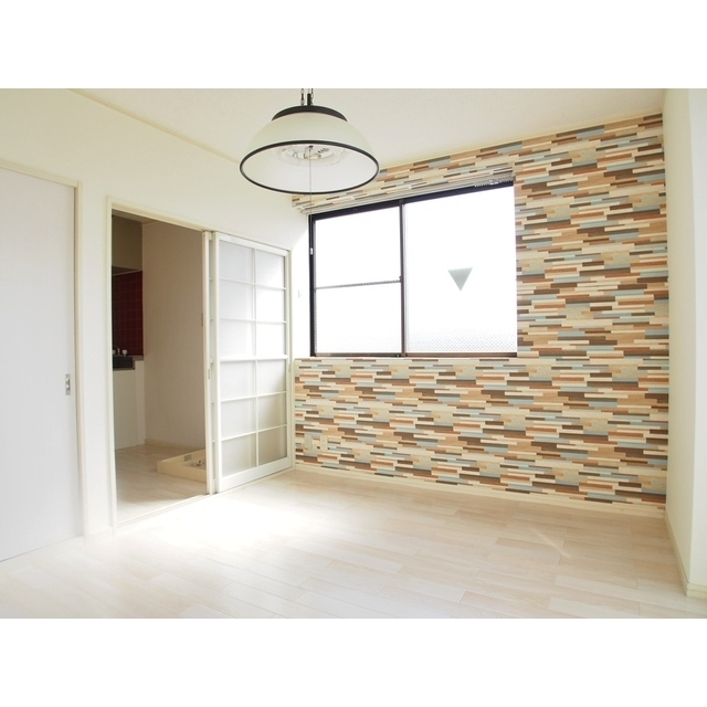 居室・リビング　アクセントクロスがおしゃれなお部屋