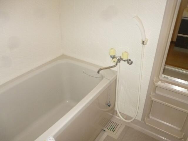 バス・シャワールーム　コンパクトで使いやすいお風呂です