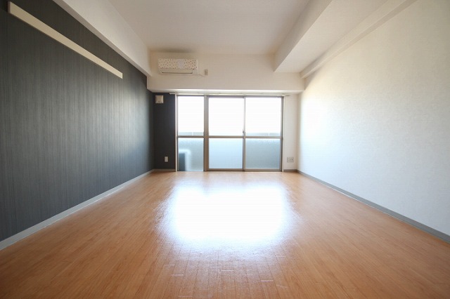 居室・リビング　同物件、別号室のものです。