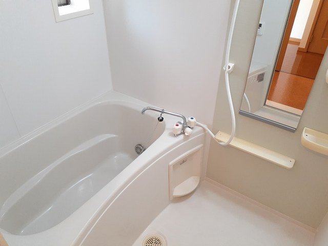 バス・シャワールーム　コンパクトで使いやすいお風呂です