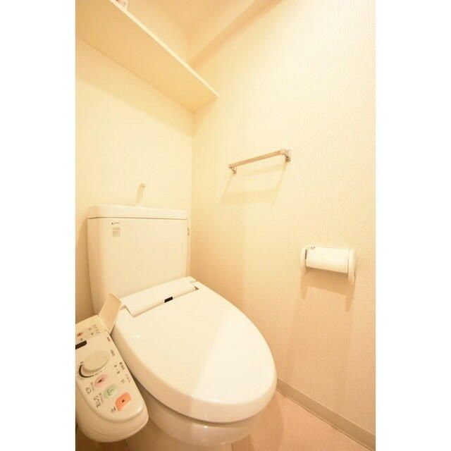 トイレ　落ち着いた色調のトイレです