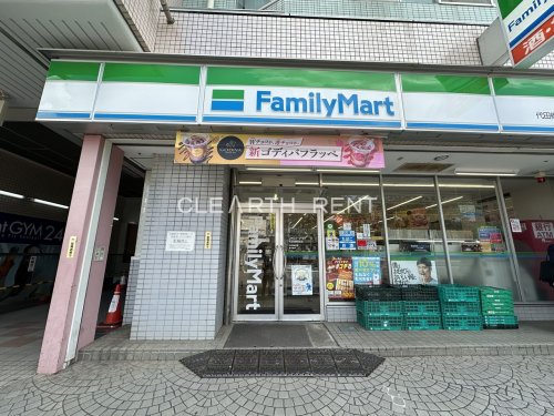 コンビニ　ファミリーマート 代田橋駅前店（コンビニ）まで636m