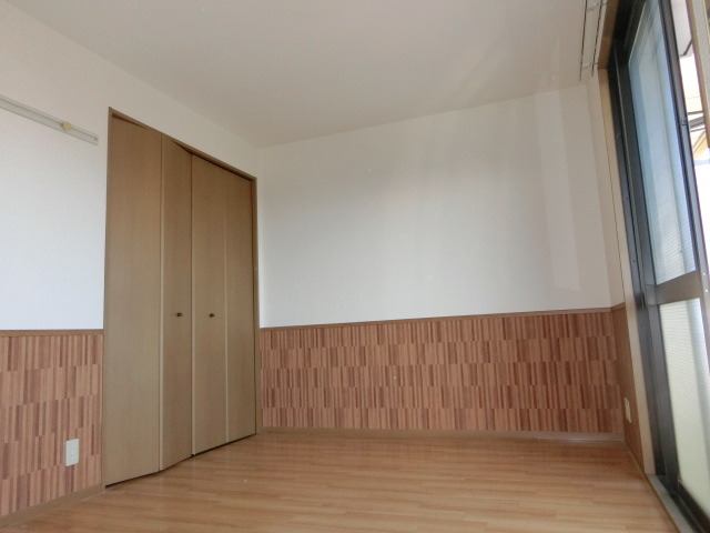 居室・リビング　腰高のデザインクロスが室内をオシャレに彩ります。