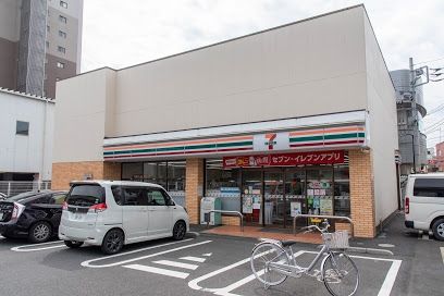 コンビニ　セブンイレブン足立江北1丁目店（コンビニ）まで730m