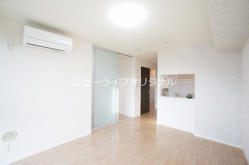 居室・リビング　対面キッチンのあるリビングで、会話が弾みそうです♪