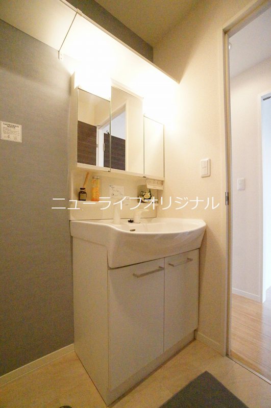洗面設備　シャワー付き洗面台で忙しい朝でも楽に身支度が出来ます！