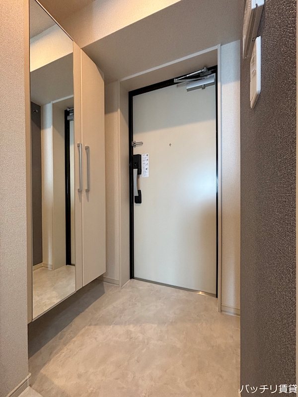 玄関　同間取の為、現状を優先いたします。